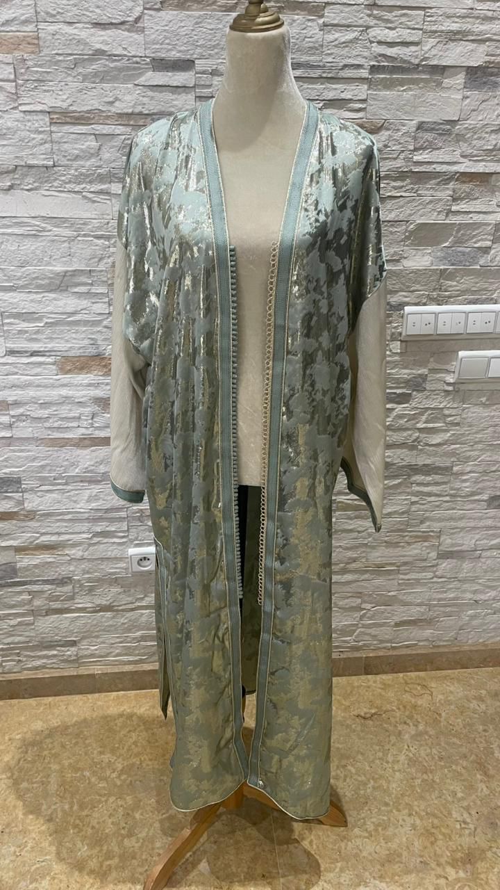 WhatsApp Image 2026-03-08 at 02.08.17 Kimono long en broché de soie vert eau – Image 1