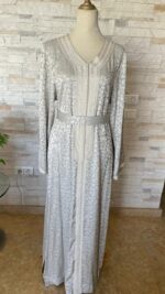 Caftan en brocard de soie gris